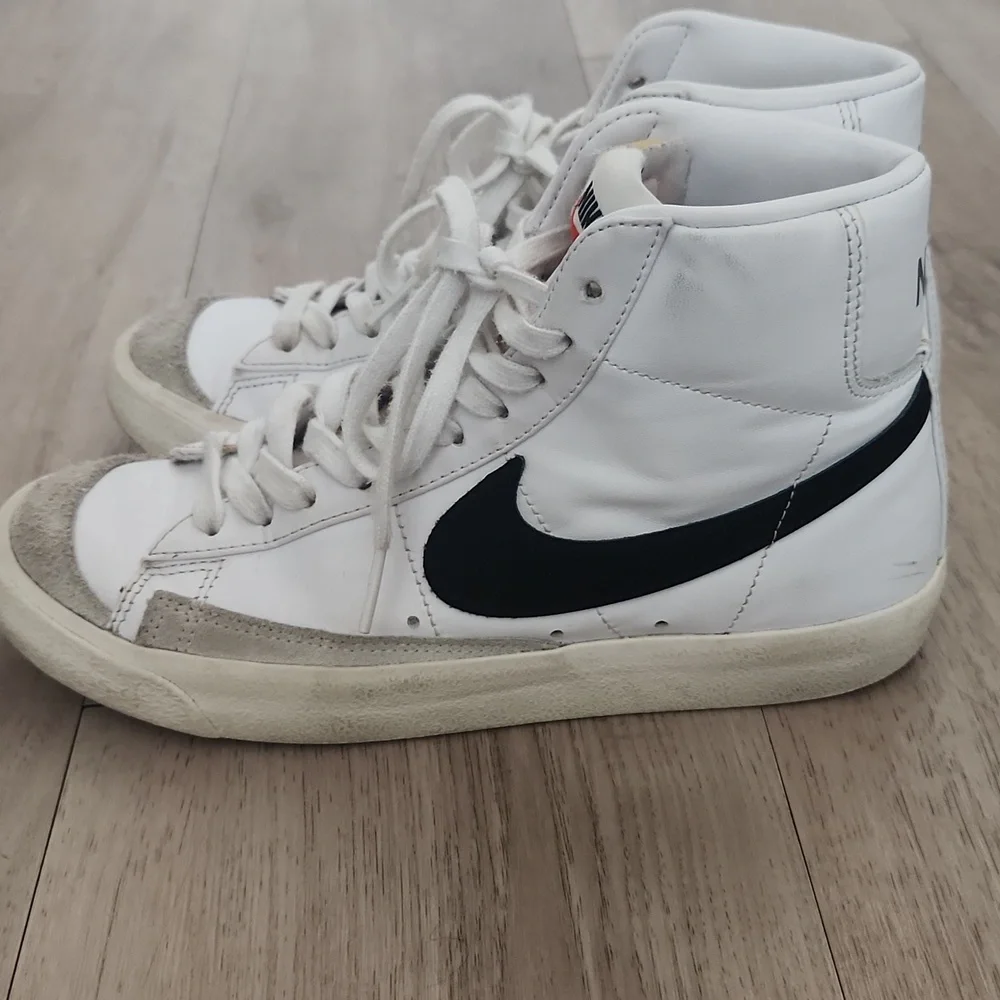 Nike Blazer Mid '77 Womens Shoes